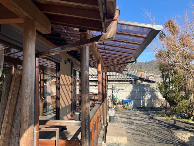 サンセブンのレボリューZ施工事例｜古くなった木製テラスを三協アルミの屋根へ交換の施工後の写真1