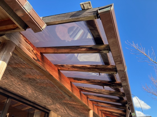 サンセブンのレボリューZ施工事例｜古くなった木製テラスを三協アルミの屋根へ交換の施工前の写真1