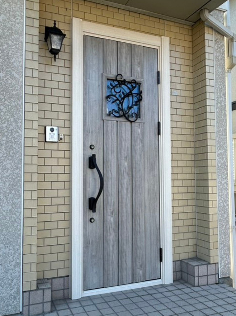サンセブンのYKKAP玄関ドア施工事例｜小窓付きで防犯性の高い玄関リフォームの施工後の写真1