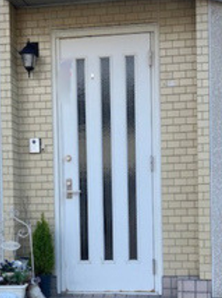 サンセブンのYKKAP玄関ドア施工事例｜小窓付きで防犯性の高い玄関リフォームの施工前の写真1
