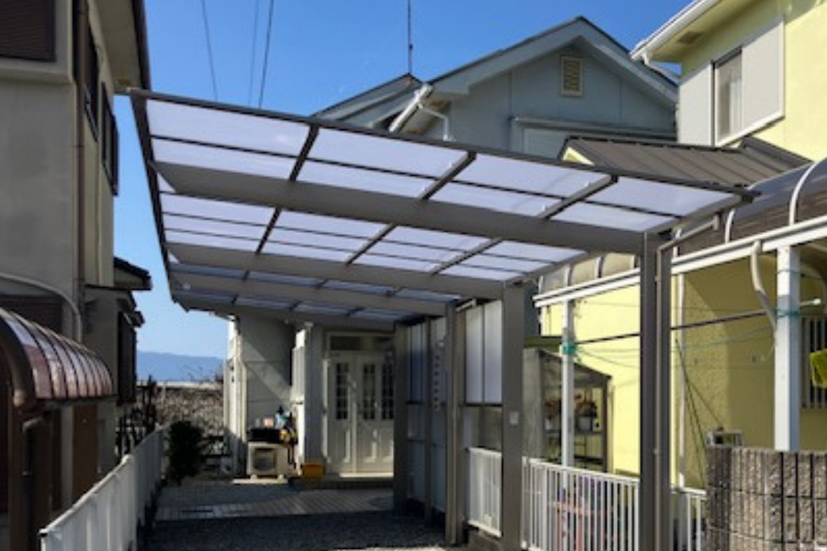 サンセブンのネスカFカーポート設置｜駐車スペースと雑草対策を同時に解決の施工後の写真1