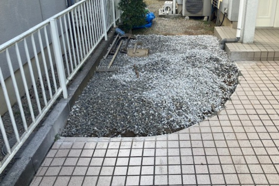 サンセブンのネスカFカーポート設置｜駐車スペースと雑草対策を同時に解決の施工後の写真2