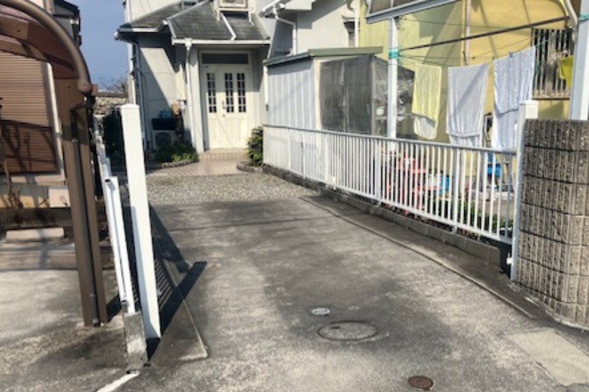 サンセブンのネスカFカーポート設置｜駐車スペースと雑草対策を同時に解決の施工前の写真1