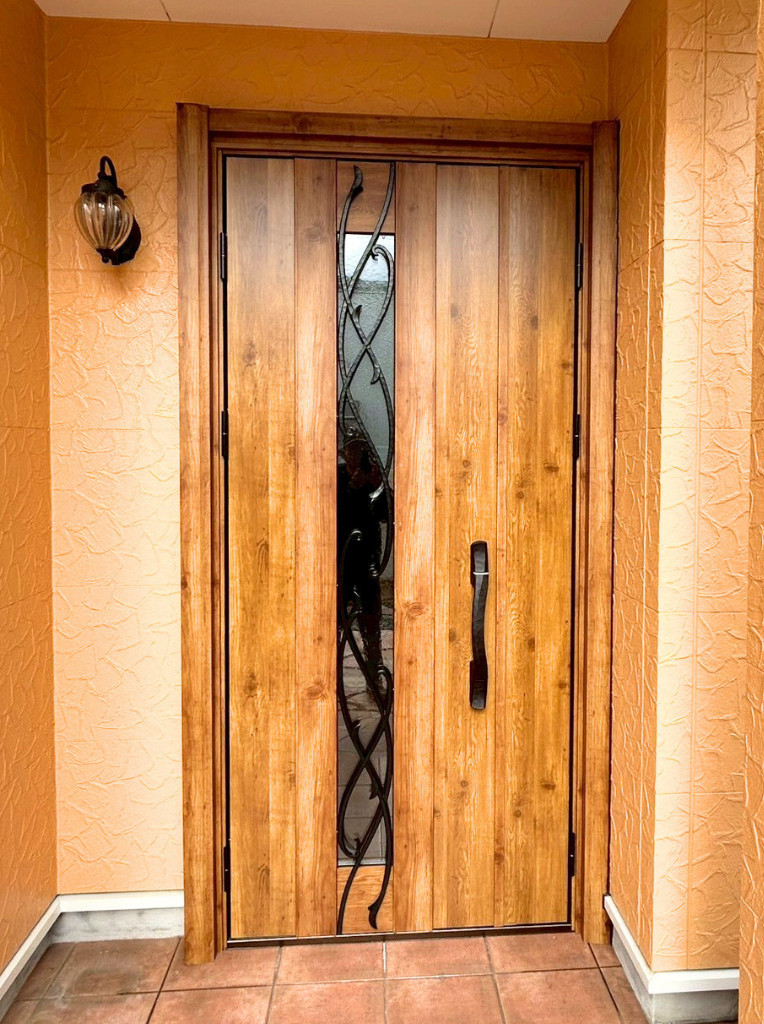 サンセブンのドアリモ玄関｜人気のマキアートパインとカバー工法で理想の玄関への施工後の写真1