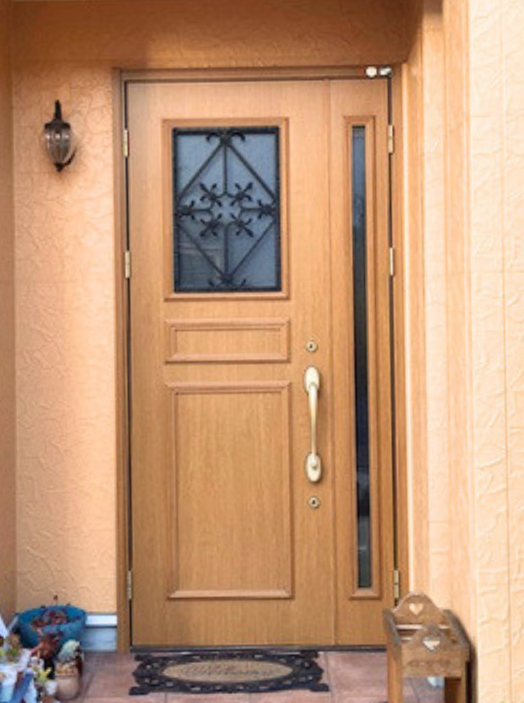 サンセブンのドアリモ玄関｜人気のマキアートパインとカバー工法で理想の玄関への施工前の写真1