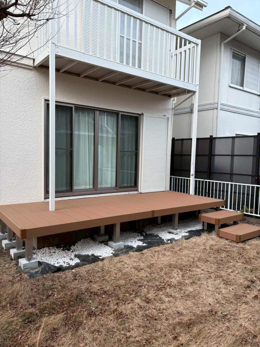 サンセブンのリウッドデッキ施工事例｜段差を解消して使いやすくしたウッドデッキリフォームの施工後の写真1