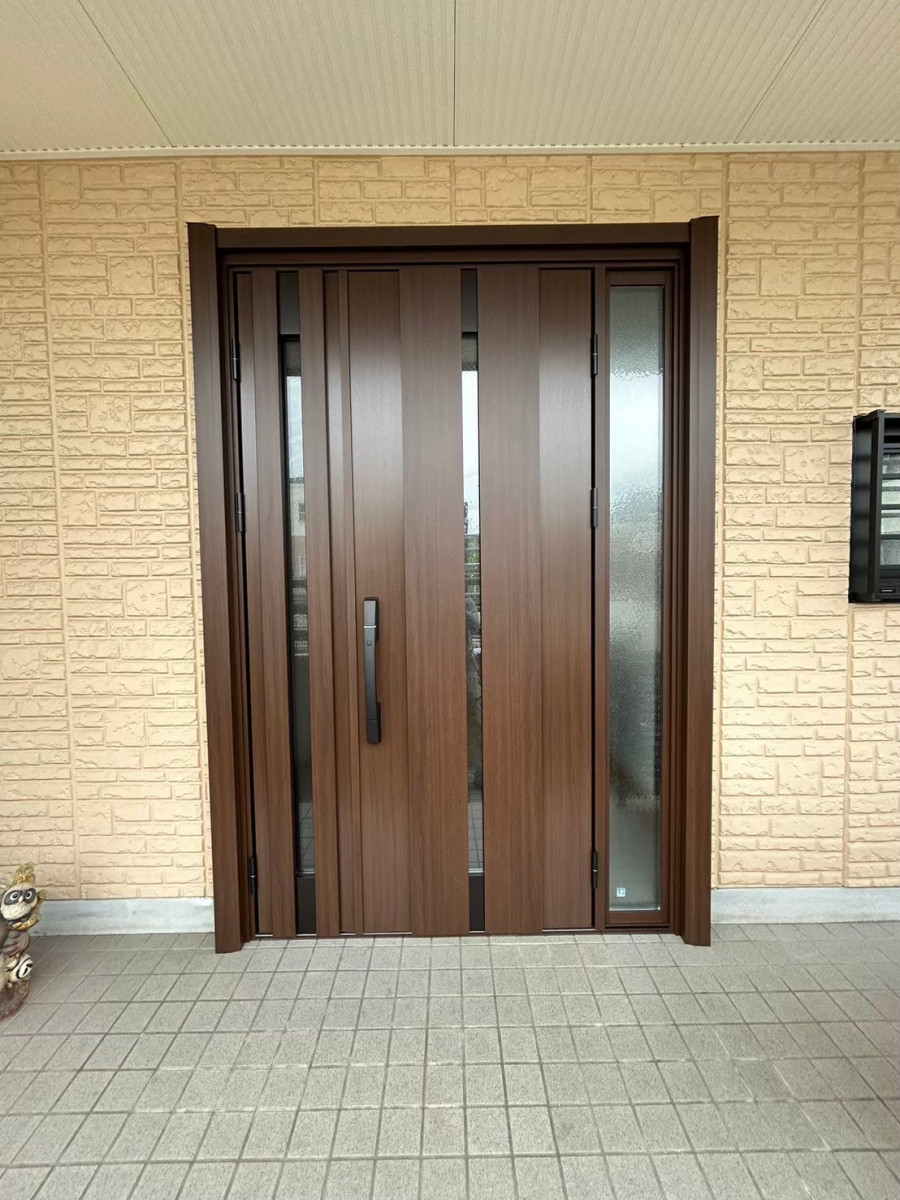 サンセブンのドアリモ施工事例｜両開きドアから片袖親子ドアへ変更した玄関リフォームの施工後の写真1