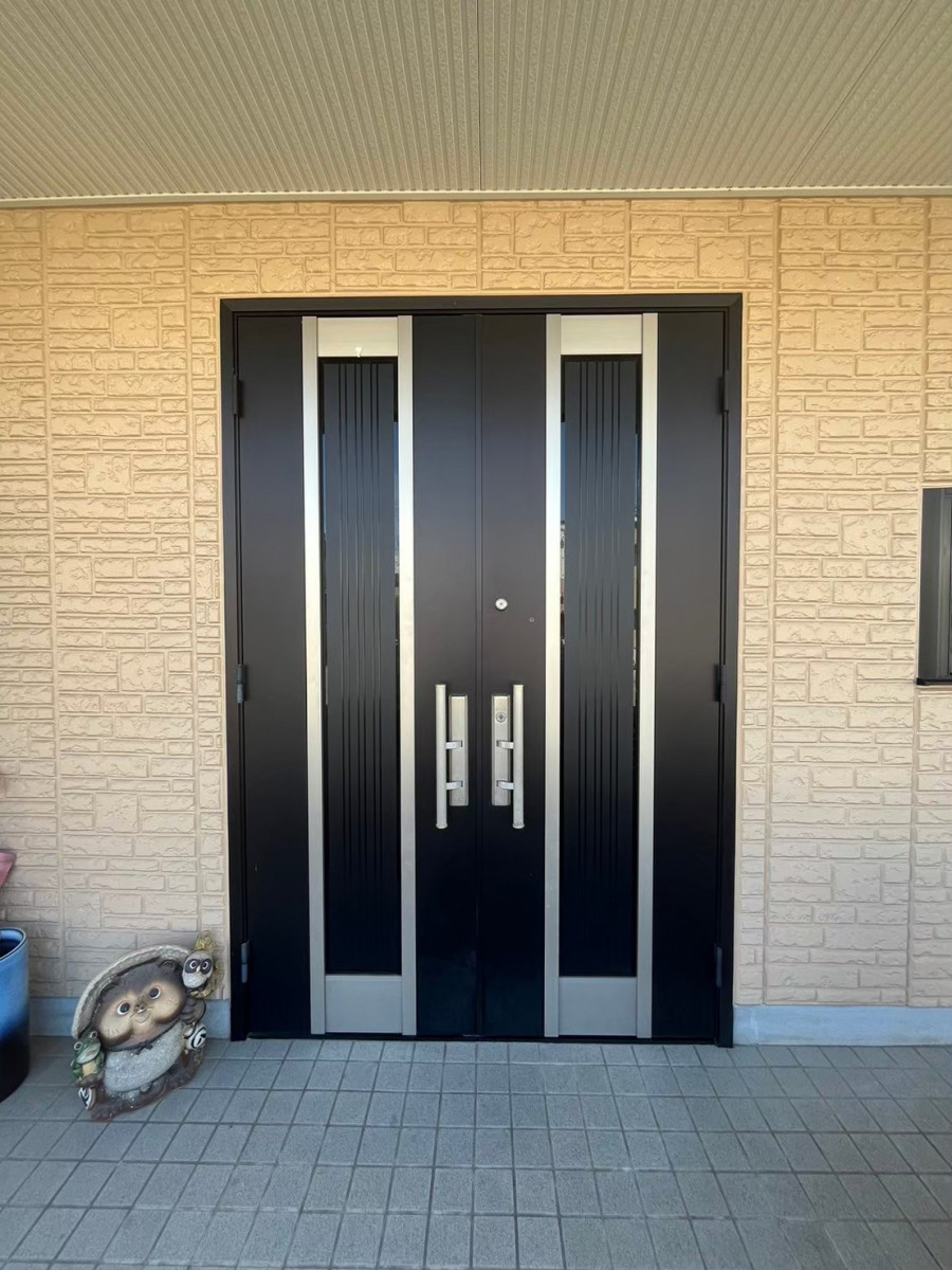 サンセブンのドアリモ施工事例｜両開きドアから片袖親子ドアへ変更した玄関リフォームの施工前の写真1