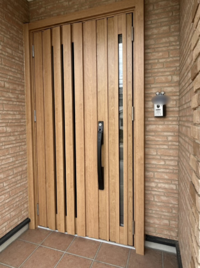 サンセブンのリシェント玄関ドア設置｜光を取り込みながらプライバシーを守る玄関リフォームの施工後の写真1