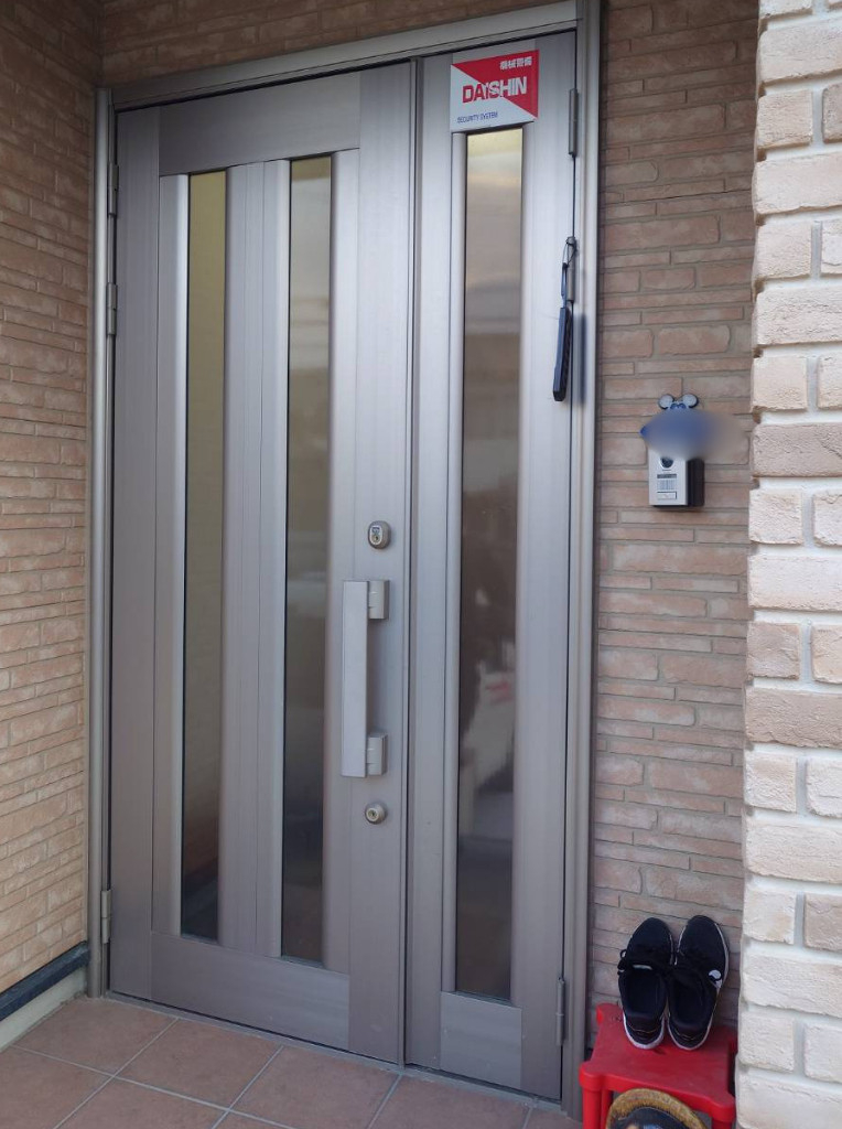 サンセブンのリシェント玄関ドア設置｜光を取り込みながらプライバシーを守る玄関リフォームの施工前の写真1