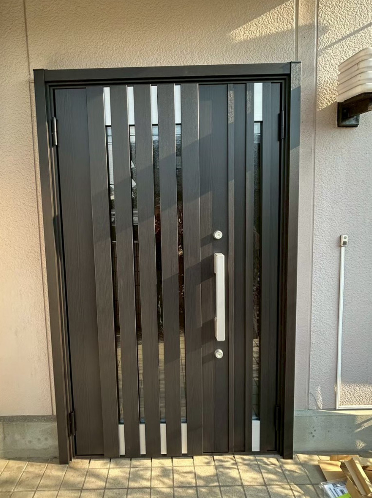 サンセブンのリシェント玄関ドア3 M27型リフォーム｜なぜ減った？格子デザイン玄関を最新ドアへ交換の施工後の写真1