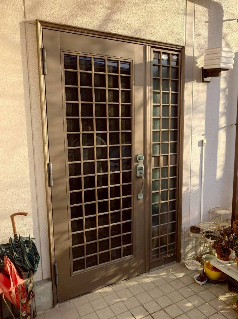 サンセブンのリシェント玄関ドア3 M27型リフォーム｜なぜ減った？格子デザイン玄関を最新ドアへ交換の施工前の写真1