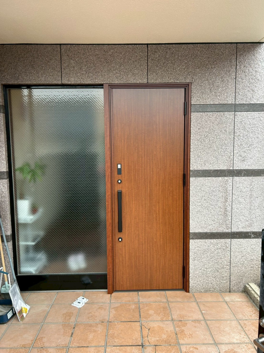 サンセブンのリシェント玄関ドア施工事例｜木目調×メンテナンス簡単な玄関ドアへ交換の施工後の写真1