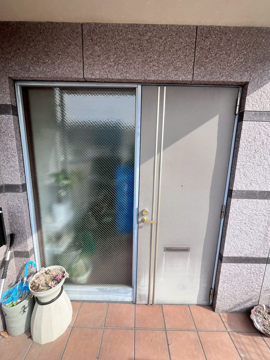 サンセブンのリシェント玄関ドア施工事例｜木目調×メンテナンス簡単な玄関ドアへ交換の施工前の写真1