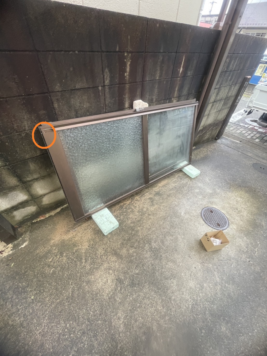 東名住建 守山の【名古屋市守山区】窓を開閉するのに必要な戸車が割れているため交換したいの施工前の写真1