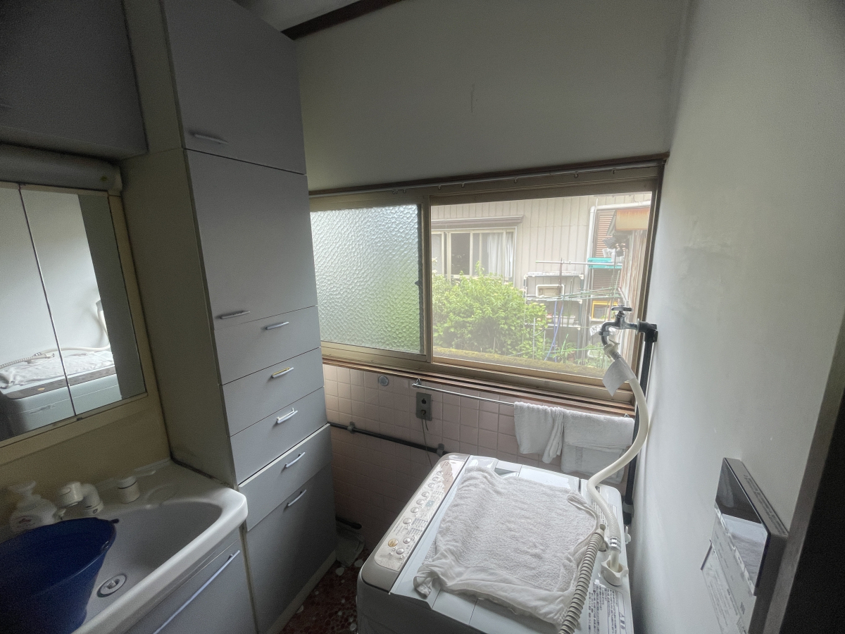 東名住建 守山の【名古屋市守山区】壁際で納まりにくい窓にも、内窓インプラスを取り付けました（窓リノベ補助金対象）の施工前の写真1