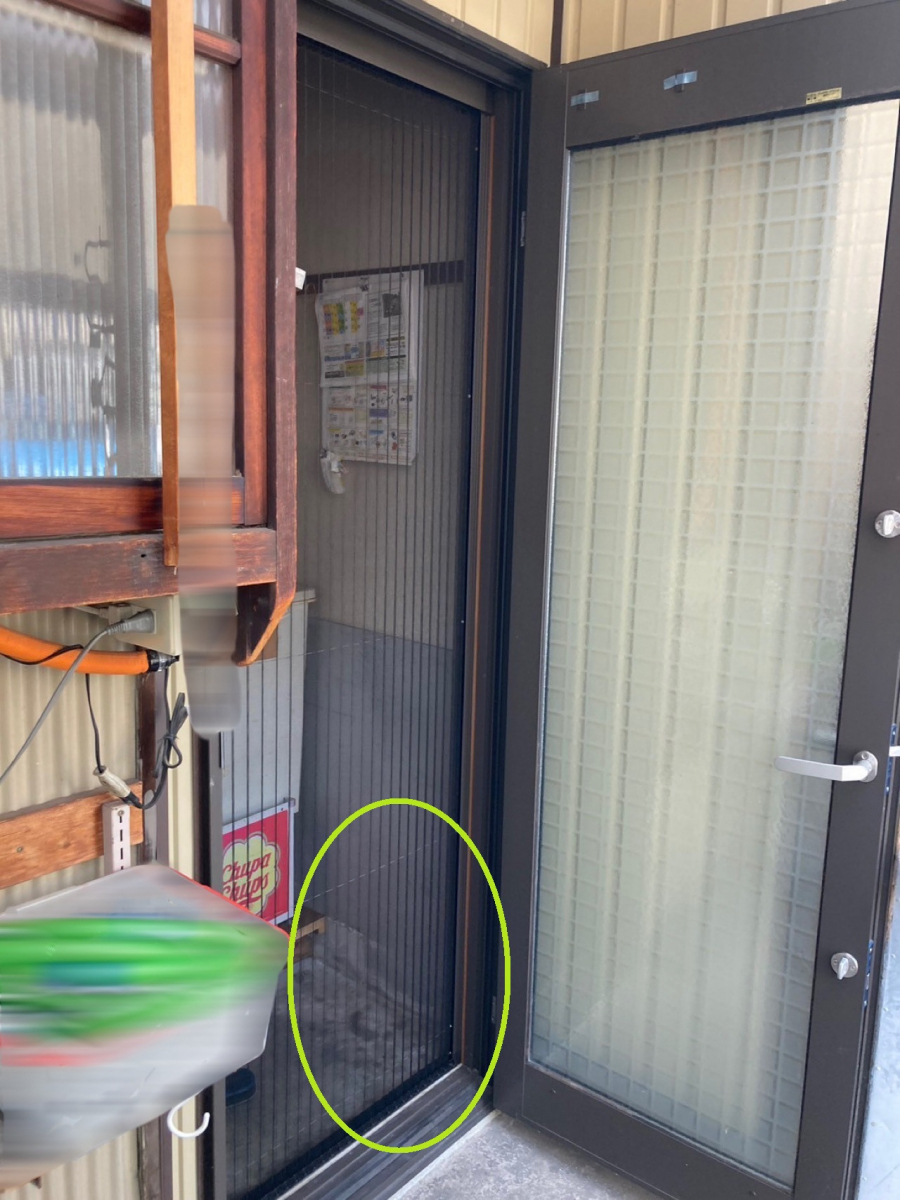 東名住建 守山の【春日井市】勝手口の破れた網戸を費用を抑えて交換したいの施工後の写真1