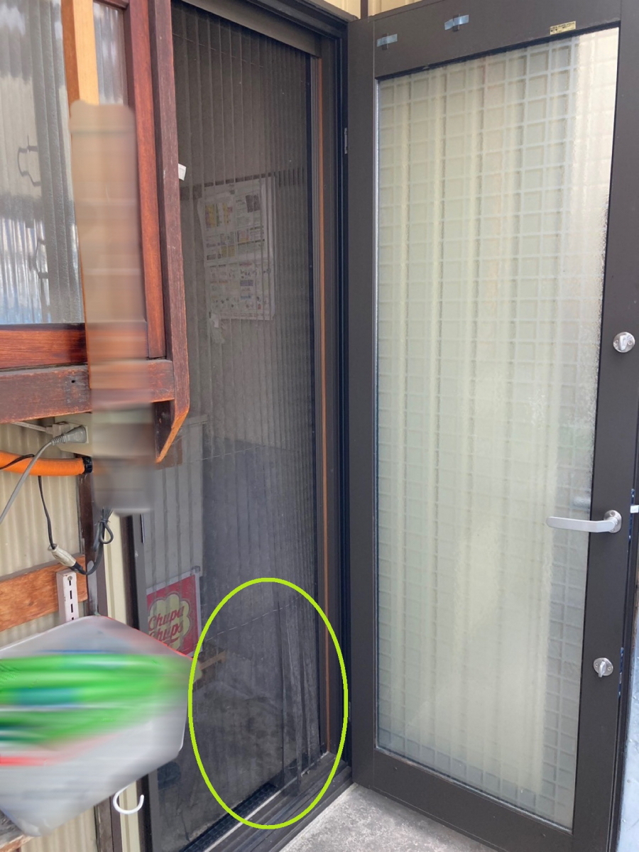 東名住建 守山の【春日井市】勝手口の破れた網戸を費用を抑えて交換したいの施工前の写真1