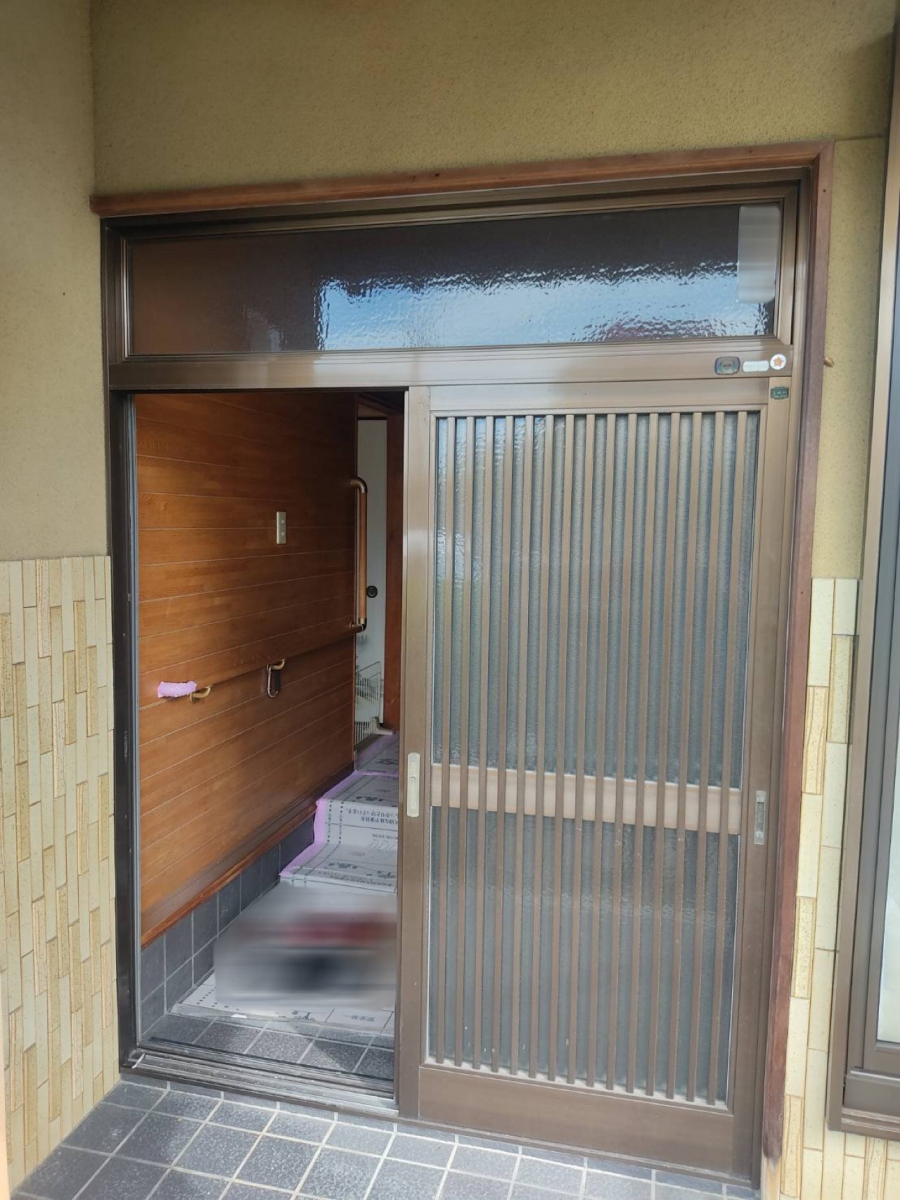 東名住建 守山の【瀬戸市】長年使った玄関引戸を交換したいの施工前の写真2