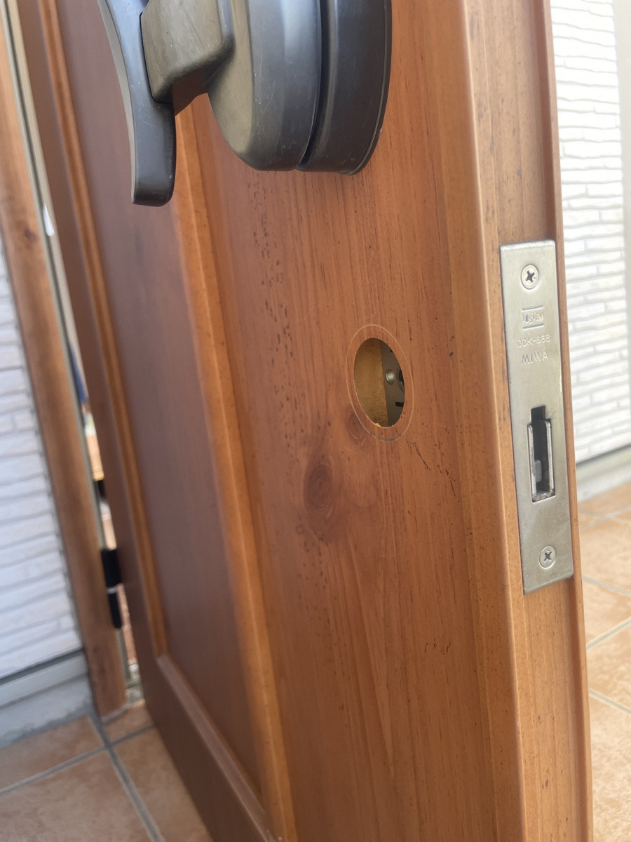 東名住建 守山の【名古屋市守山区】玄関ドアの鍵がスムーズに抜き差しできないの施工前の写真3