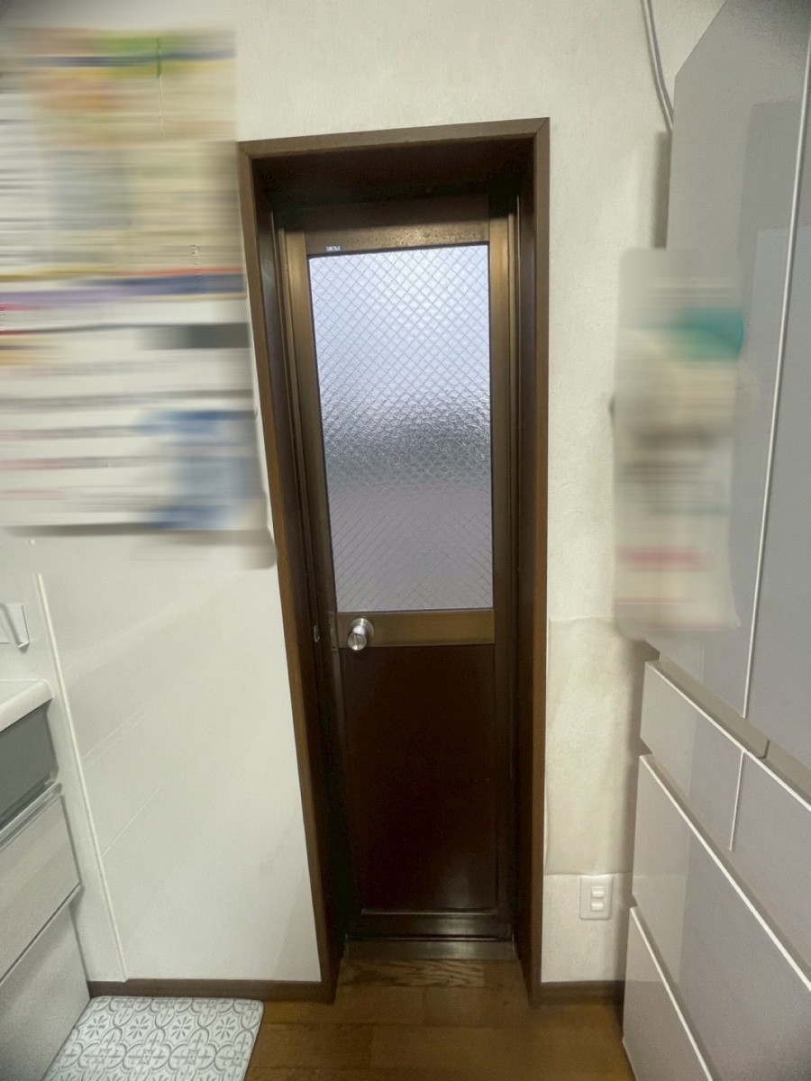 東名住建 守山の【名古屋市守山区】勝手口ドアのサイズが合わない？（窓リノベ補助金対象）の施工前の写真1