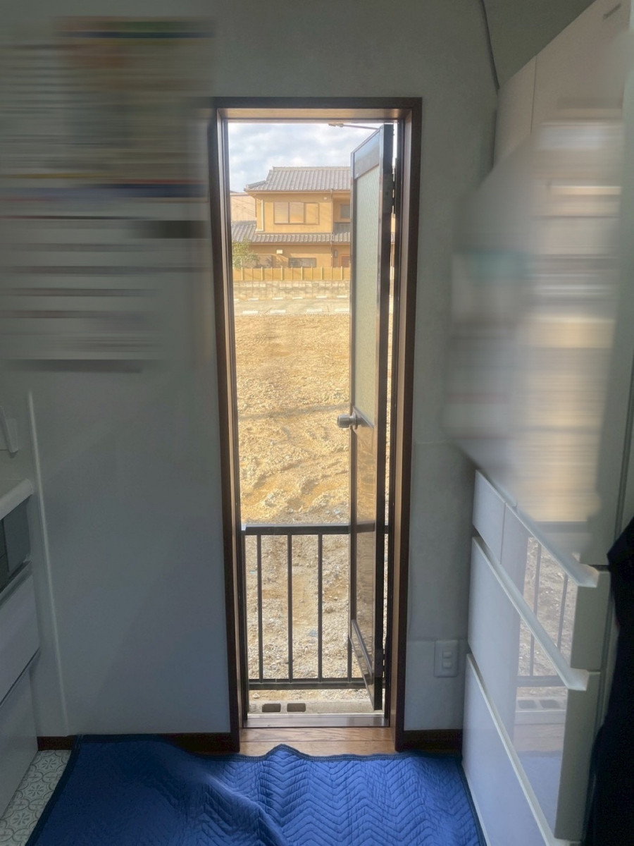 東名住建 守山の【名古屋市守山区】勝手口ドアのサイズが合わない？（窓リノベ補助金対象）の施工前の写真2