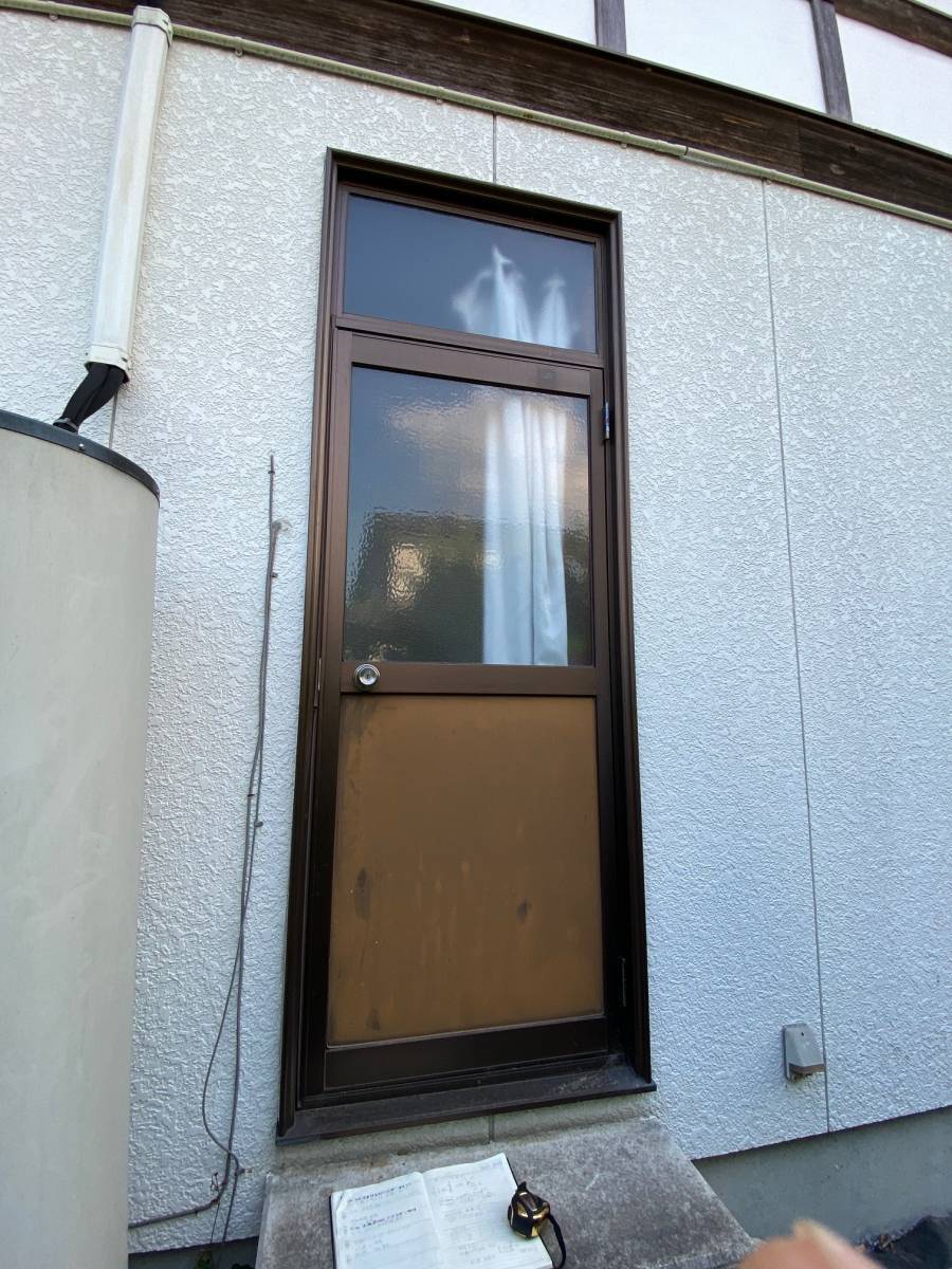 原田ガラス店の勝手口ドアのリフォームの施工前の写真1