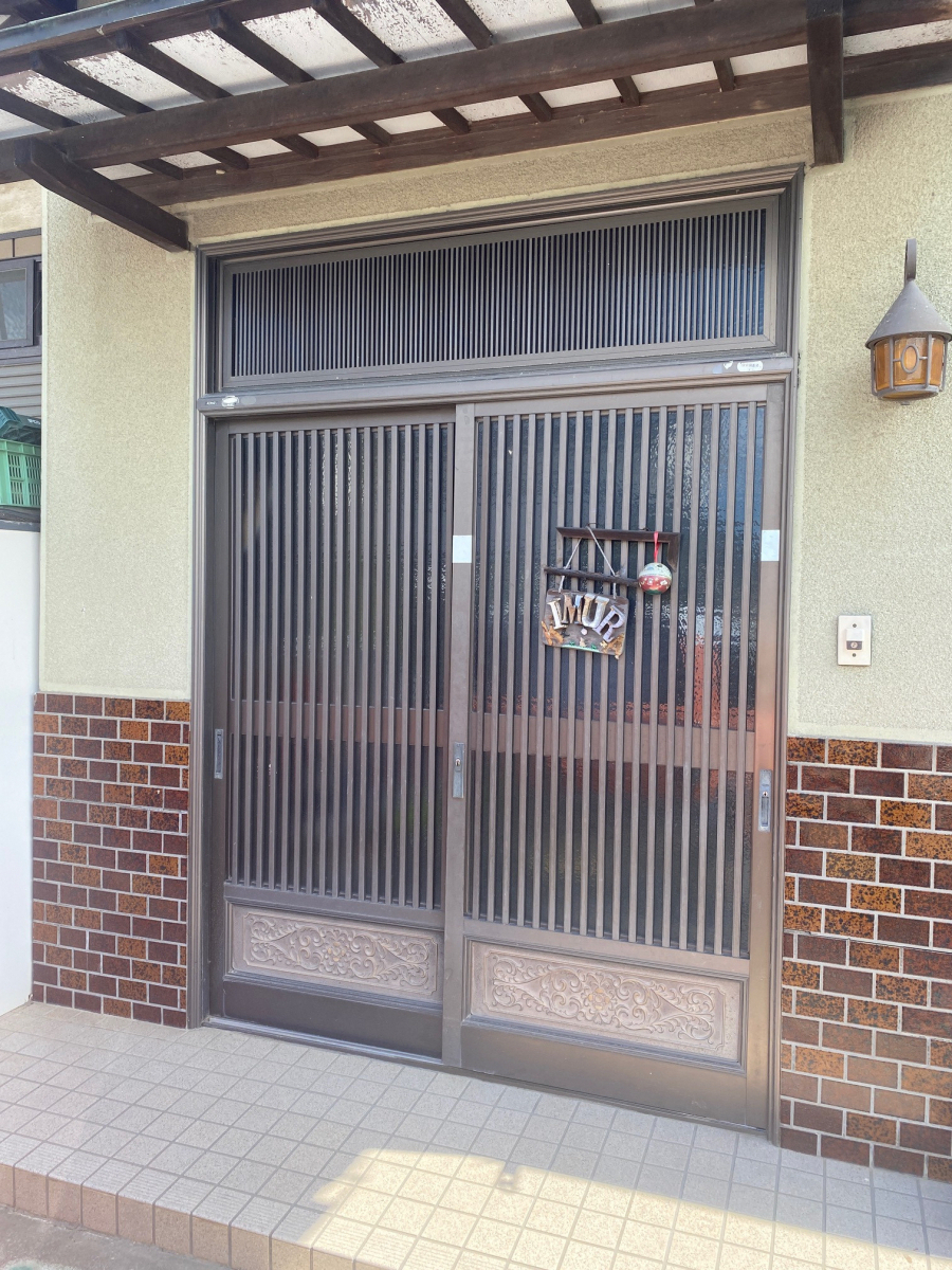 原田ガラス店の「本庄市」玄関引戸リニューアル工事の施工前の写真1