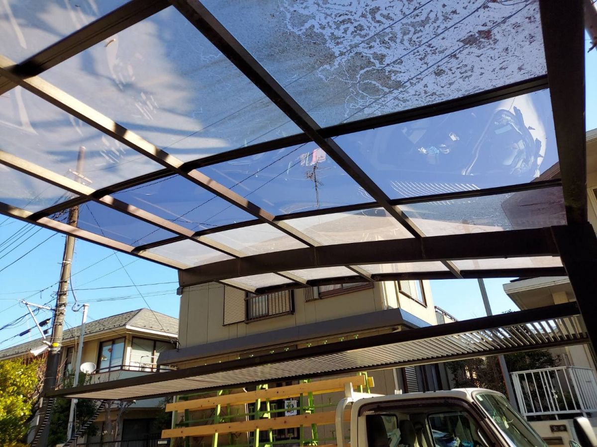 杉本ガラス建材のカーポートパネル交換補修工事の施工後の写真1