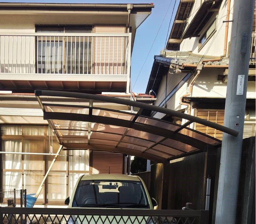 杉本ガラス建材のカーポート取替工事【フーゴF】の施工前の写真1