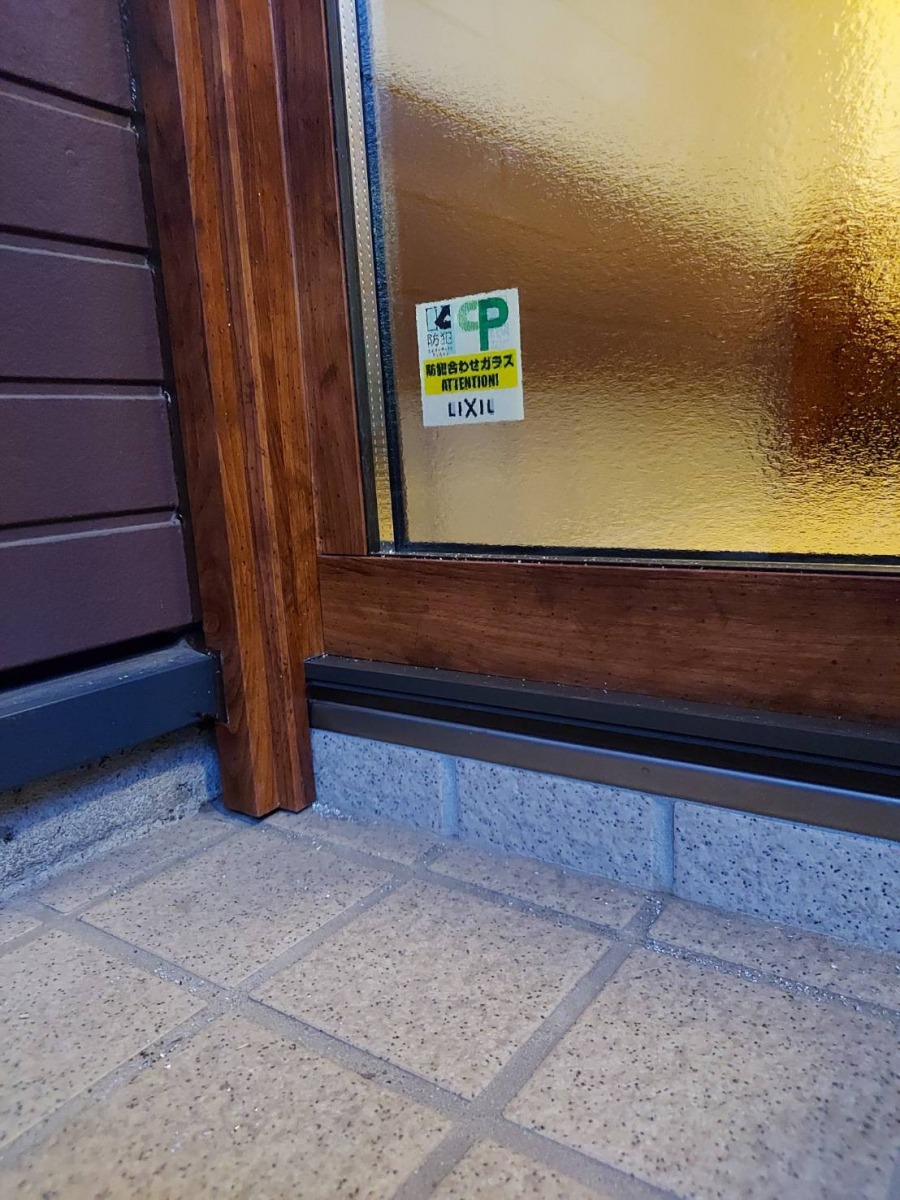 杉本ガラス建材の引戸からドアへ玄関リフォーム工事【リシェント玄関ドア３　M83型】＊補助金利用の施工後の写真2