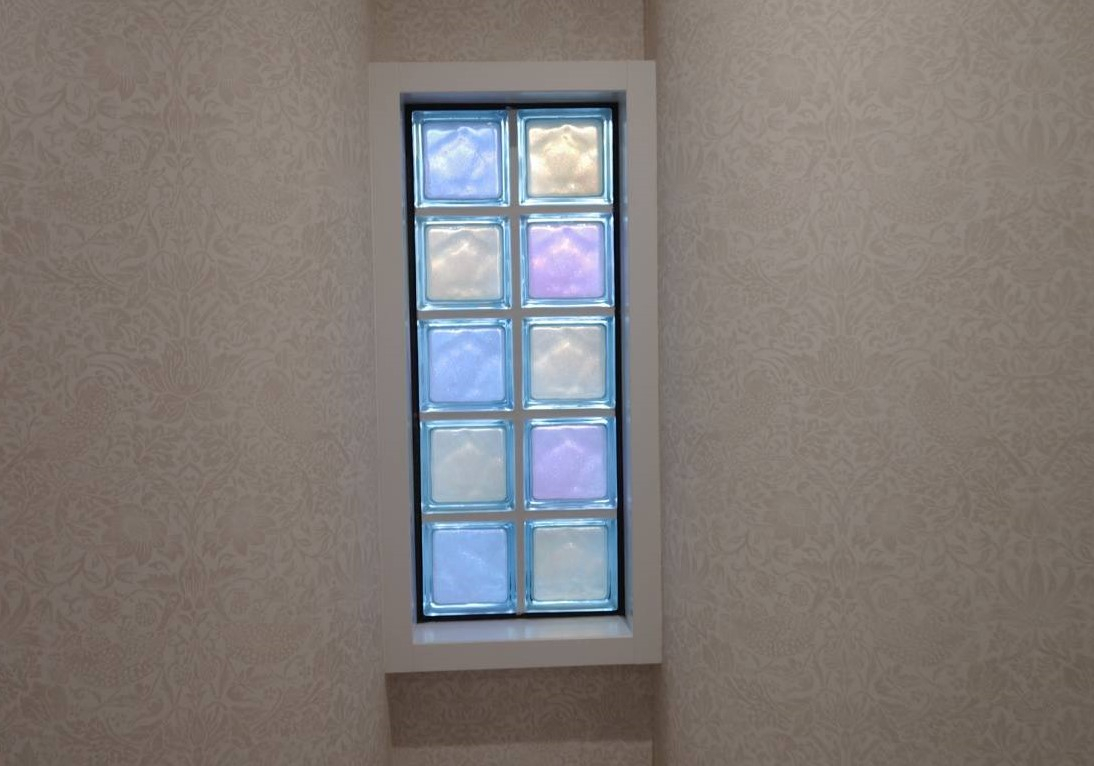 杉本ガラス建材の脱衣所の窓とキッチン出窓に快適な光空間【ガラスブロック工事】の施工後の写真1