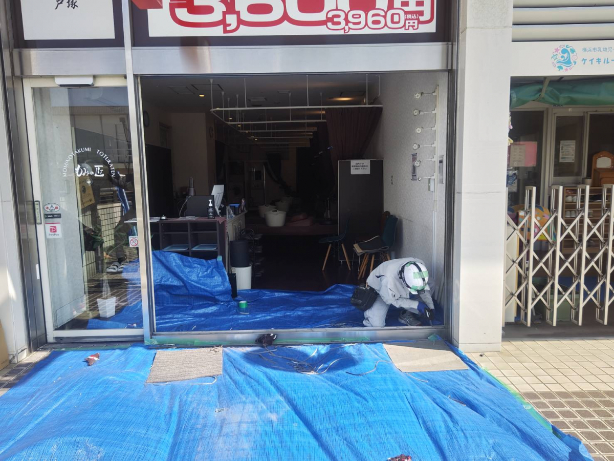 杉本ガラス建材の横浜市戸塚区 店舗フロントガラス工事【ガラス交換工事】の施工前の写真2