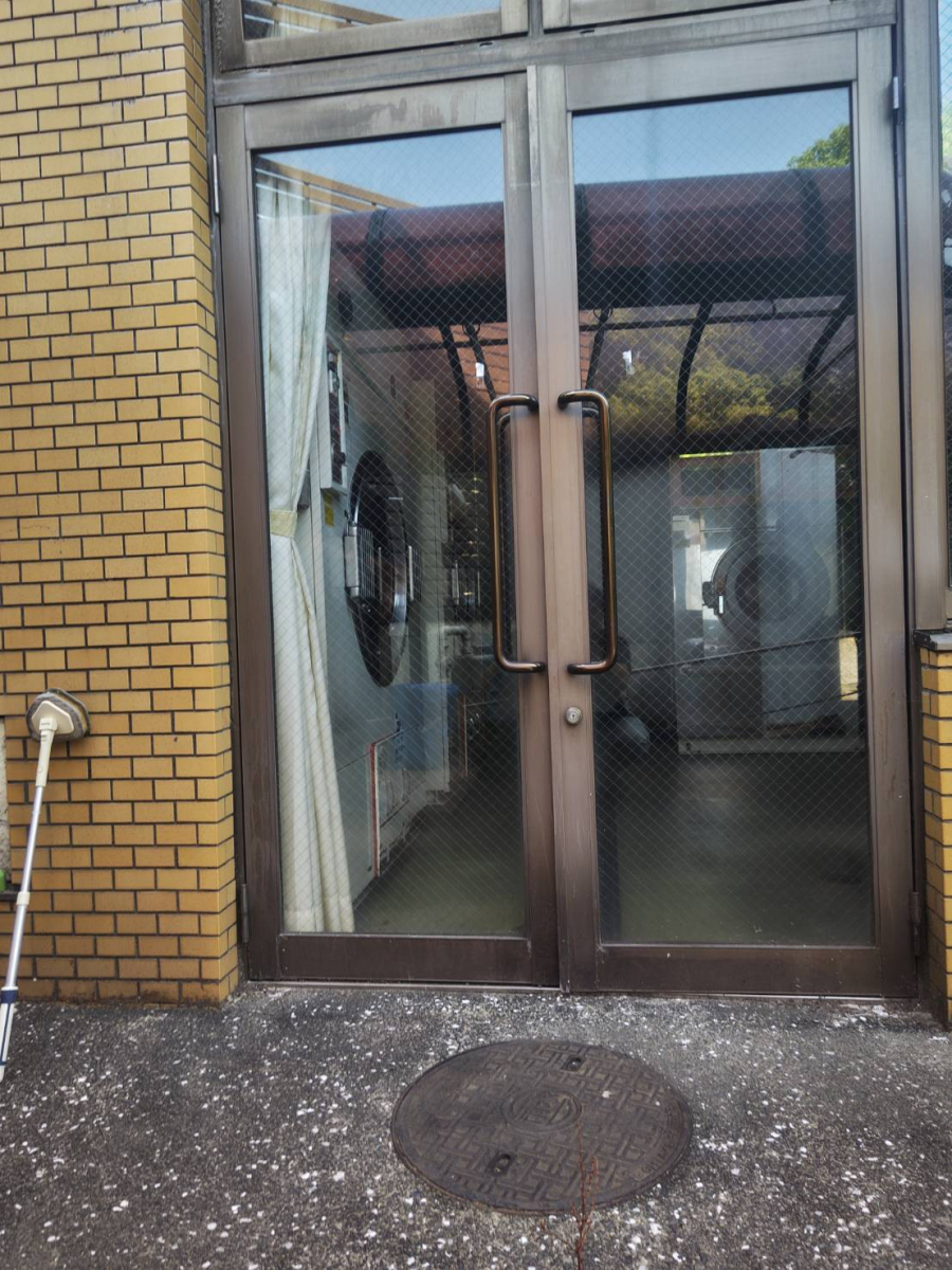 杉本ガラス建材の横浜市港南区 アルミ製建具工事【両開き丁番ドア交換工事】の施工前の写真1