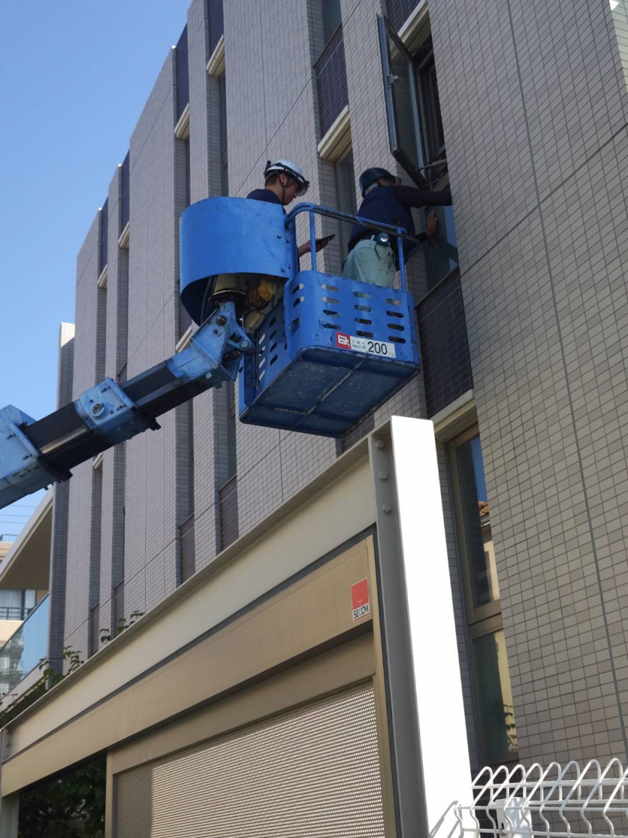 杉本ガラス建材の横浜市港南区　高所作業車によるFIX窓ガラス交換工事【ガラス修理】の施工後の写真2