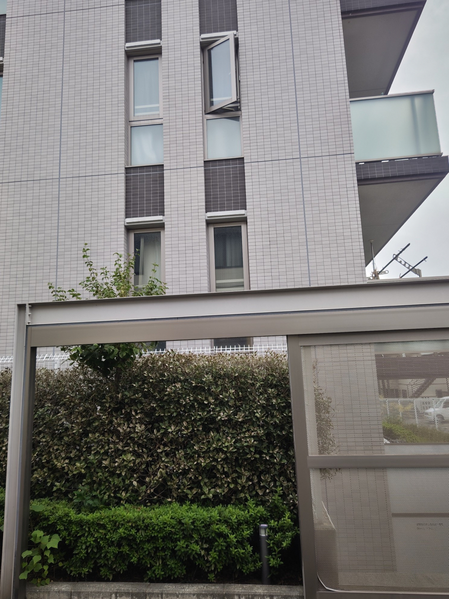 杉本ガラス建材の横浜市港南区　高所作業車によるFIX窓ガラス交換工事【ガラス修理】の施工前の写真2