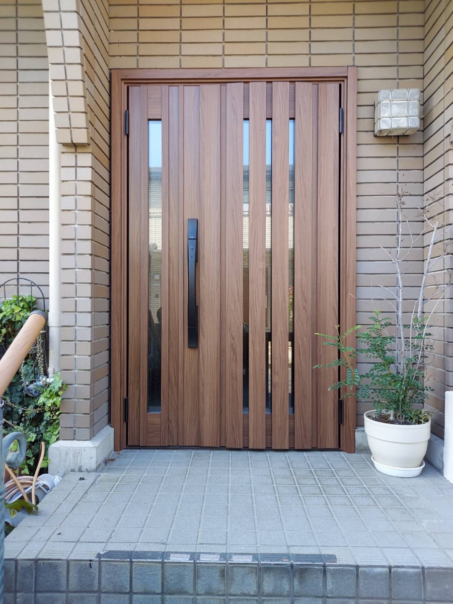 杉本ガラス建材の鎌倉市 玄関ドア【リシェント玄関ドア】と門扉【開き門扉AA】取替工事の施工後の写真1