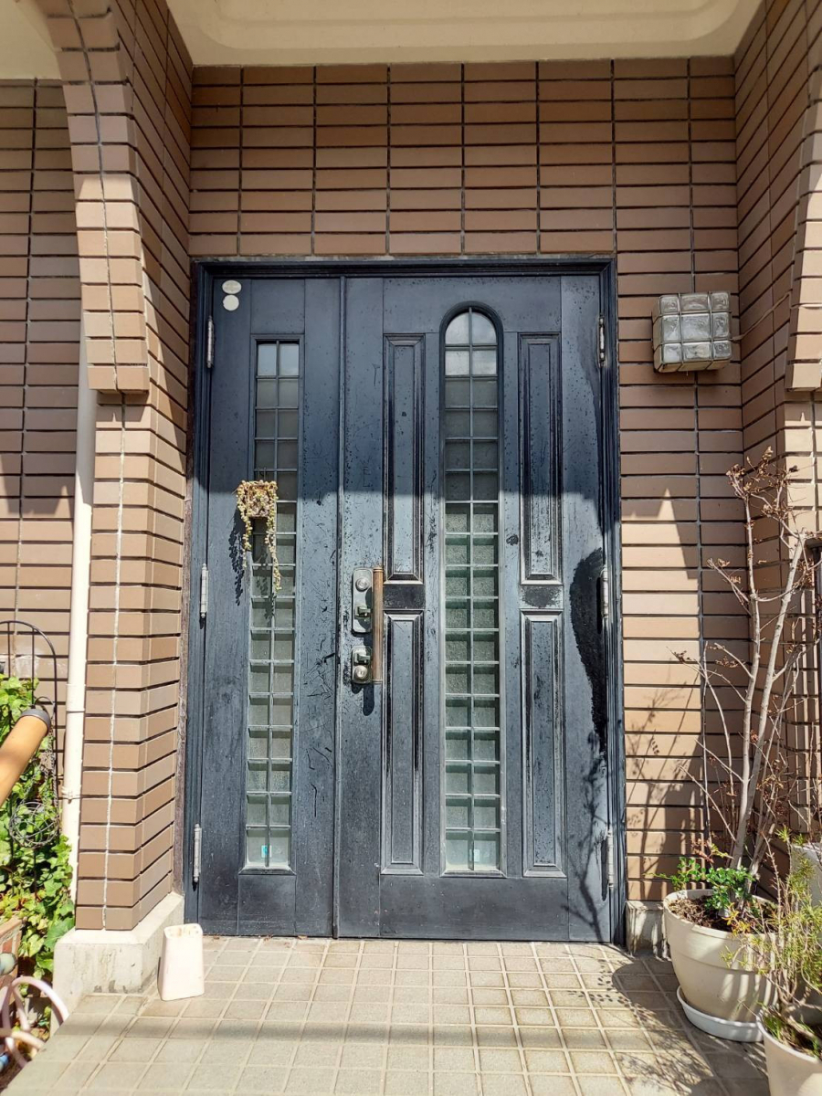 杉本ガラス建材の鎌倉市 玄関ドア【リシェント玄関ドア】と門扉【開き門扉AA】取替工事の施工前の写真1