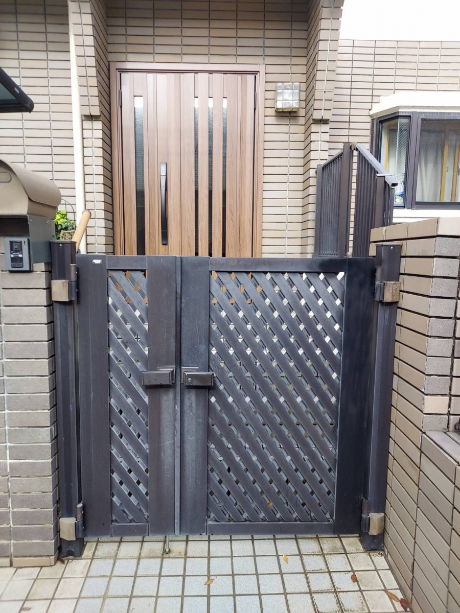 杉本ガラス建材の鎌倉市 玄関ドア【リシェント玄関ドア】と門扉【開き門扉AA】取替工事の施工前の写真2