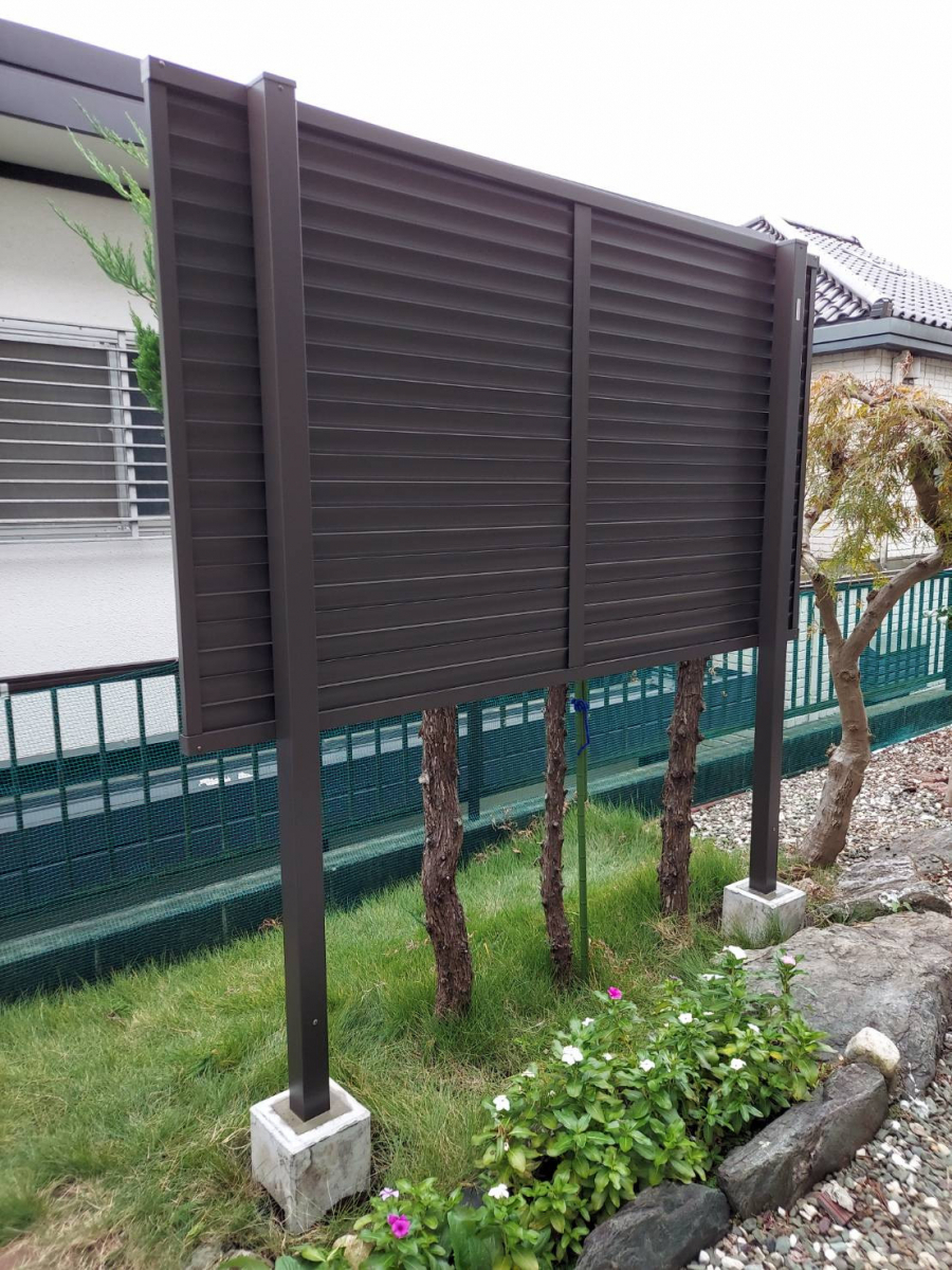 杉本ガラス建材の横浜市栄区　目隠しフェンス【フェンスAB YL３型】取付工事の施工後の写真1