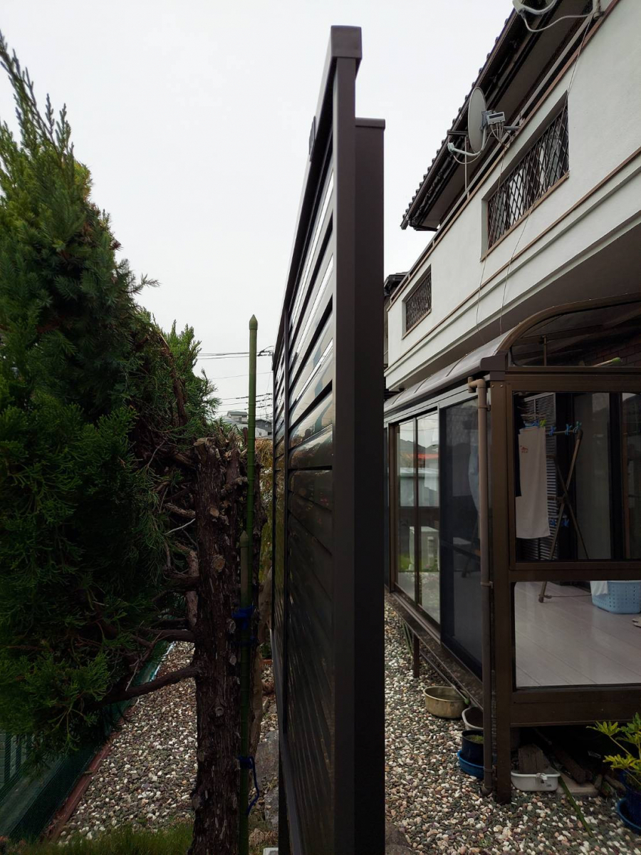 杉本ガラス建材の横浜市栄区　目隠しフェンス【フェンスAB YL３型】取付工事の施工後の写真2