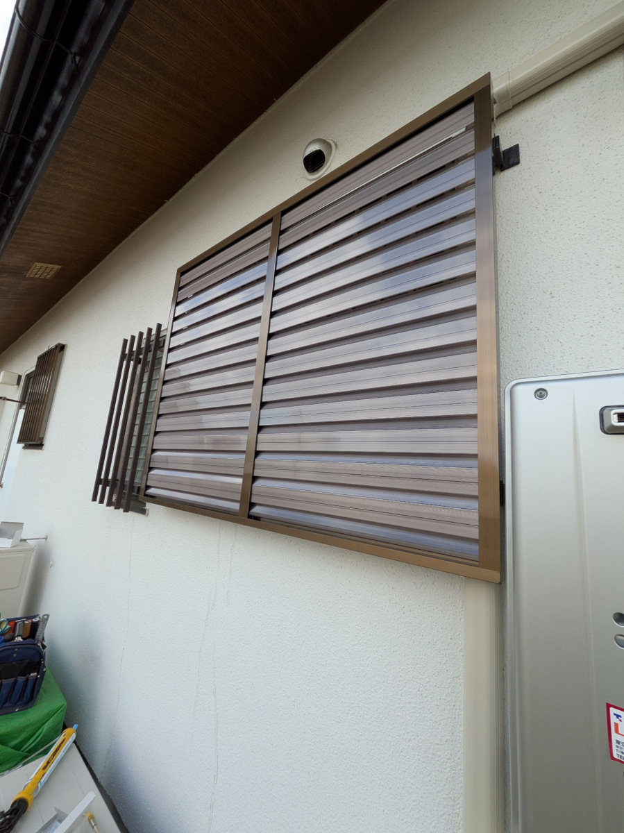 杉本ガラス建材の鎌倉市　目隠し取付【目隠しルーバーセキュリティフィルター80】の施工後の写真1