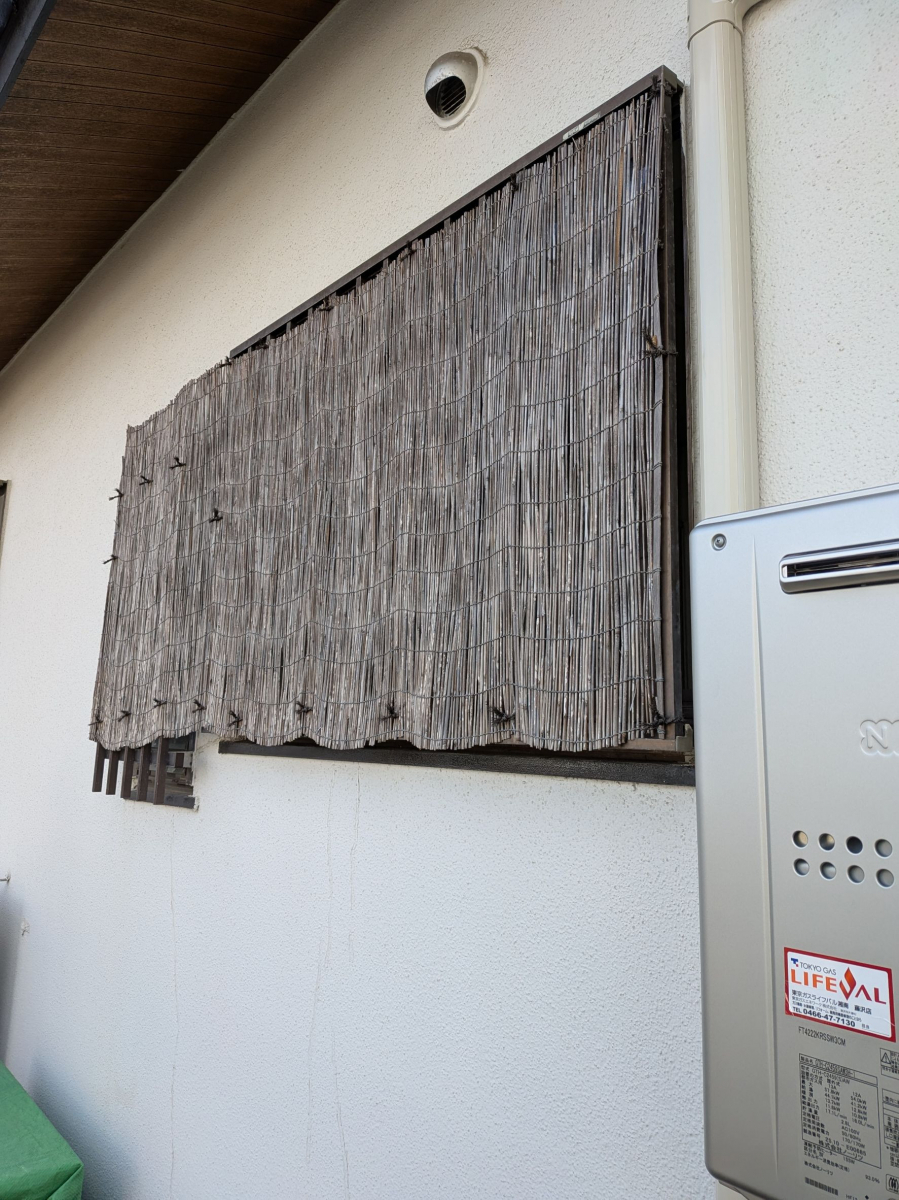 杉本ガラス建材の鎌倉市　目隠し取付【目隠しルーバーセキュリティフィルター80】の施工前の写真1