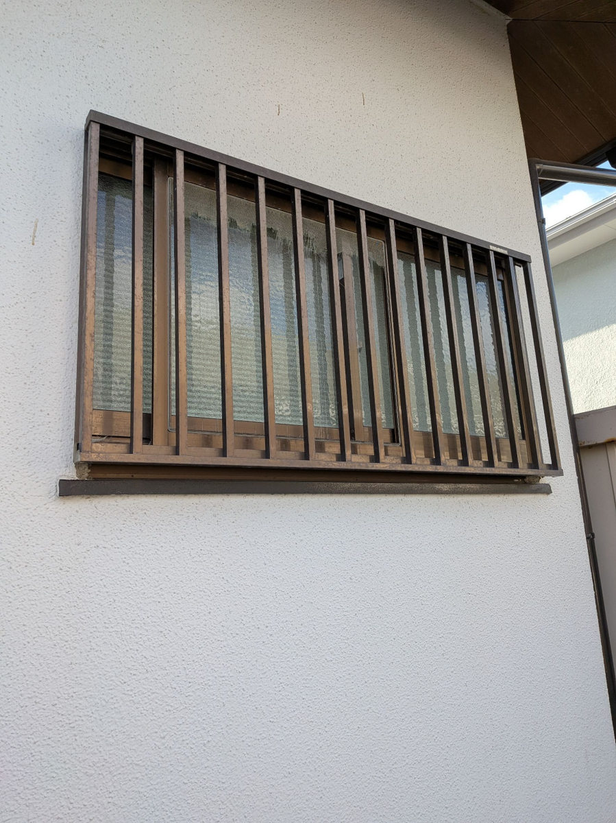 杉本ガラス建材の鎌倉市　目隠し取付【目隠しルーバーセキュリティフィルター80】の施工前の写真2