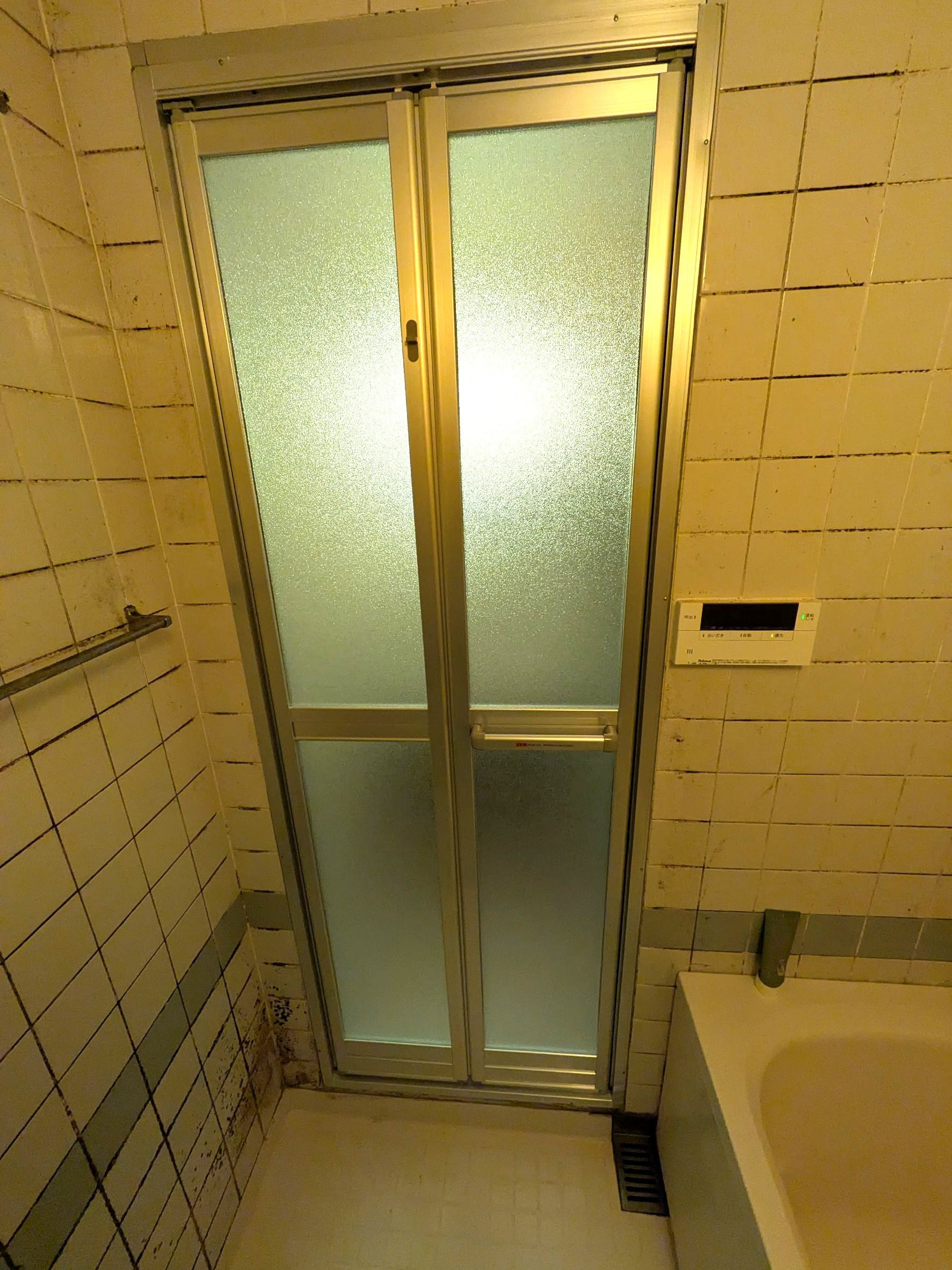 杉本ガラス建材の浴室中折れドア交換工事【リシェント浴室中折れドア】の施工後の写真1