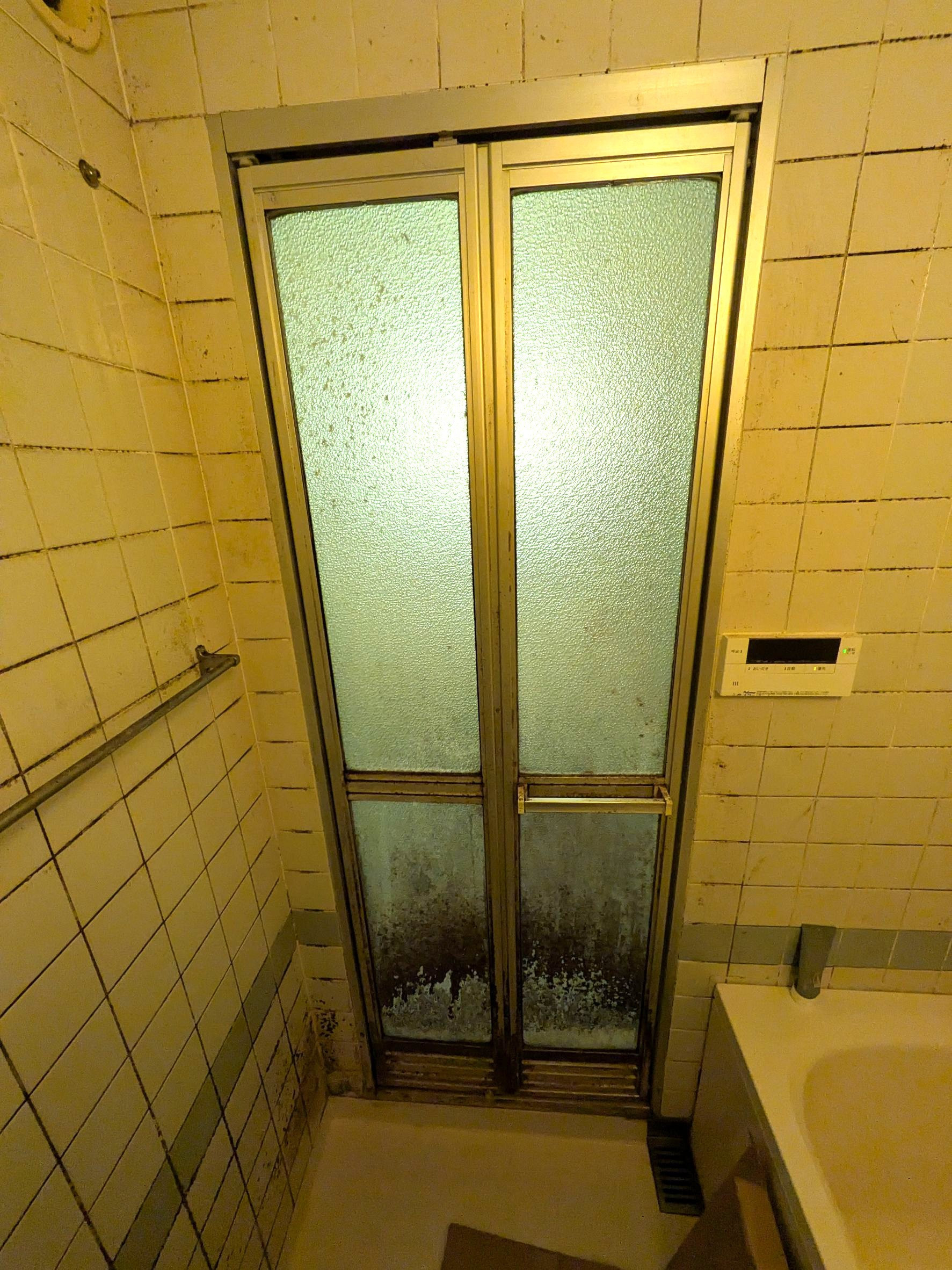 杉本ガラス建材の浴室中折れドア交換工事【リシェント浴室中折れドア】の施工前の写真1