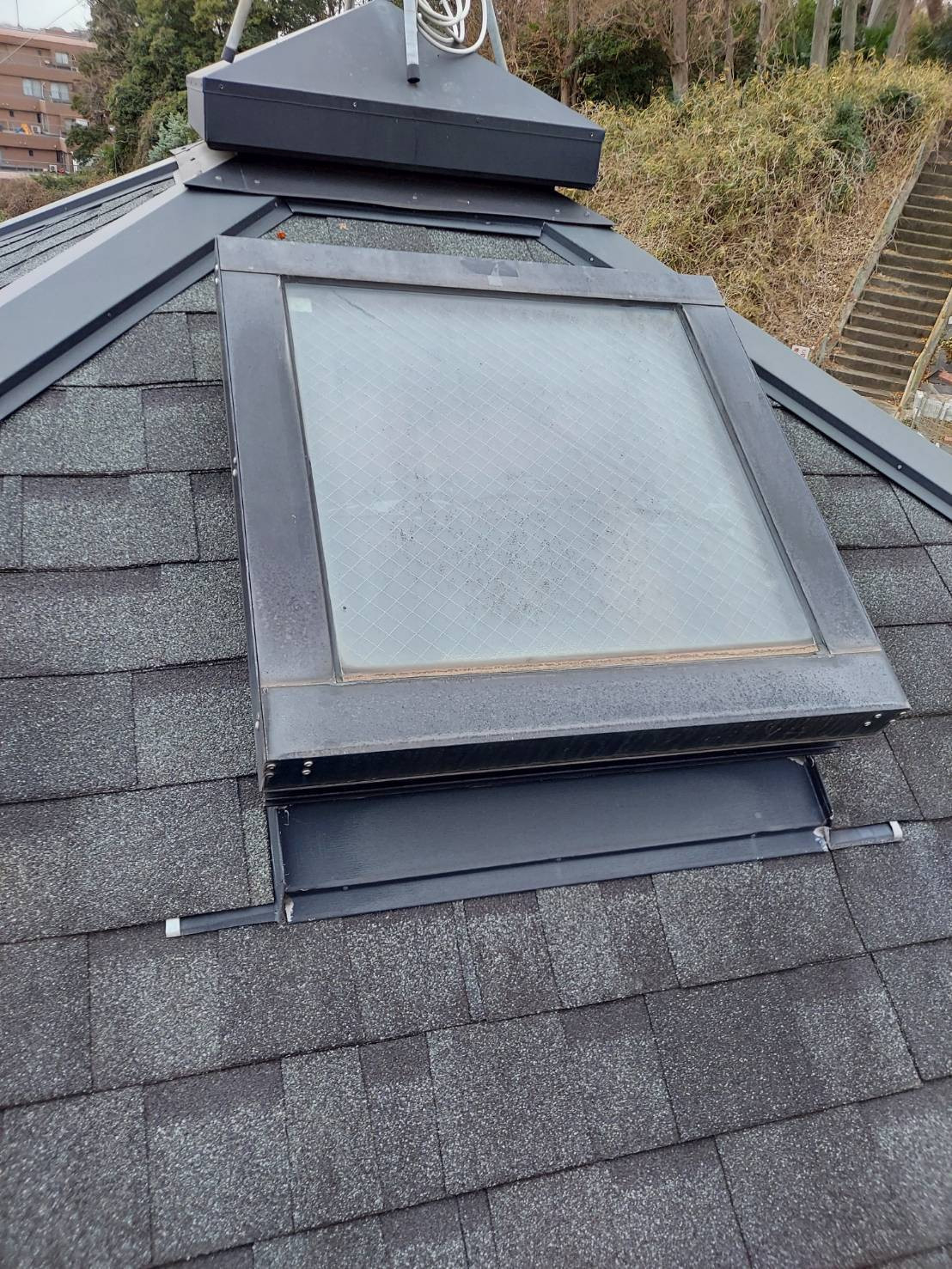 杉本ガラス建材のトップライトガラス修理【遮熱アルゴンガス入りペアガラス交換工事】の施工前の写真1