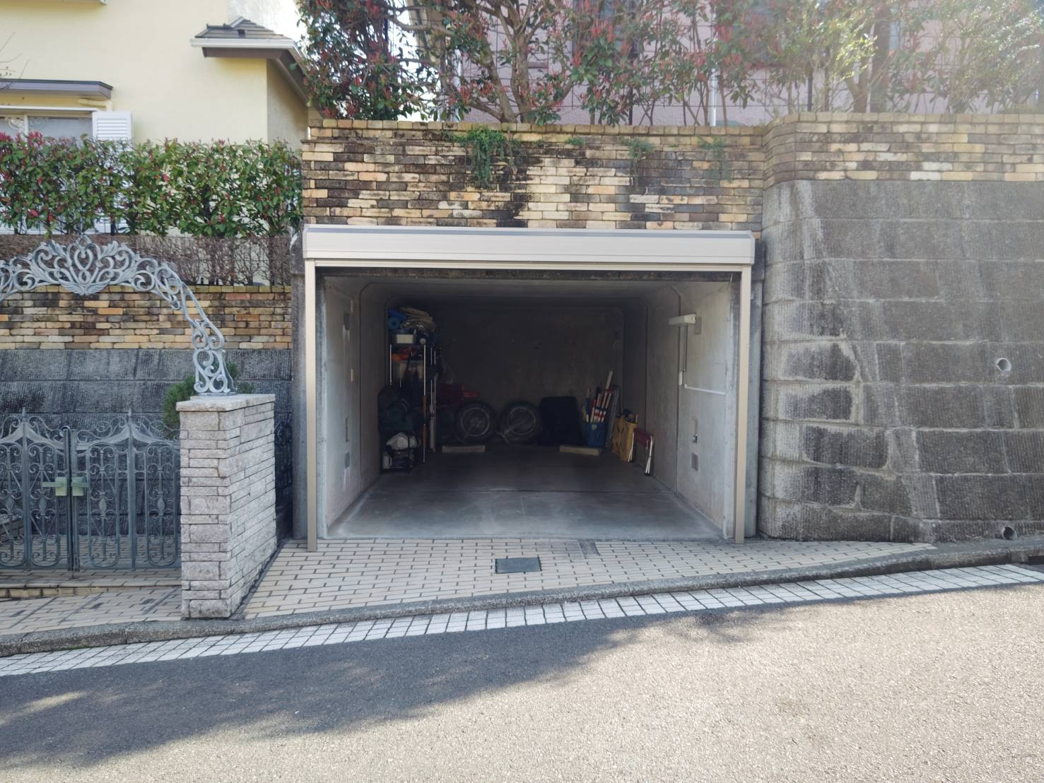 杉本ガラス建材の横浜市泉区　ガレージシャッター取付工事【ガレージシャッター】の施工後の写真1