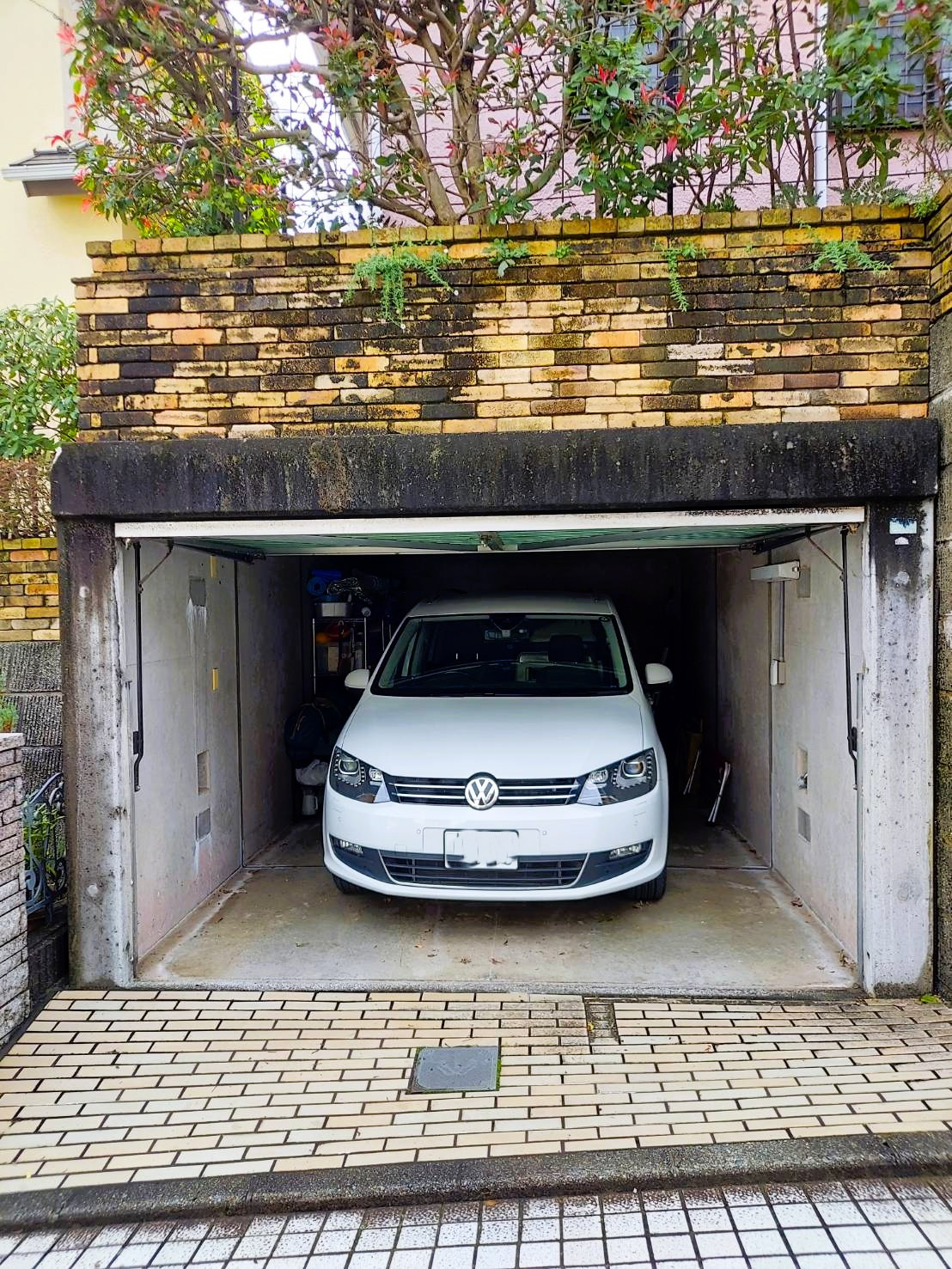 杉本ガラス建材の横浜市泉区　ガレージシャッター取付工事【ガレージシャッター】の施工前の写真1