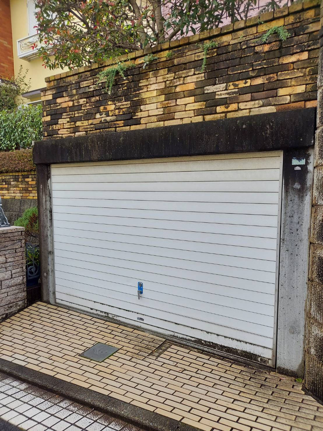 杉本ガラス建材の横浜市泉区　ガレージシャッター取付工事【ガレージシャッター】の施工前の写真2